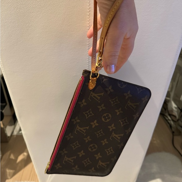 Authentic Louis Vuitton pouch/wrislet in excellent condition - Picture 4 of 10